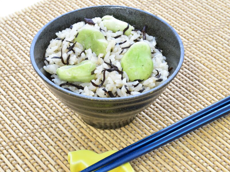 昆布茶でひじきのそら豆ご飯