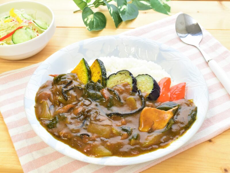 夏野菜と海藻の辛口トマトカレー