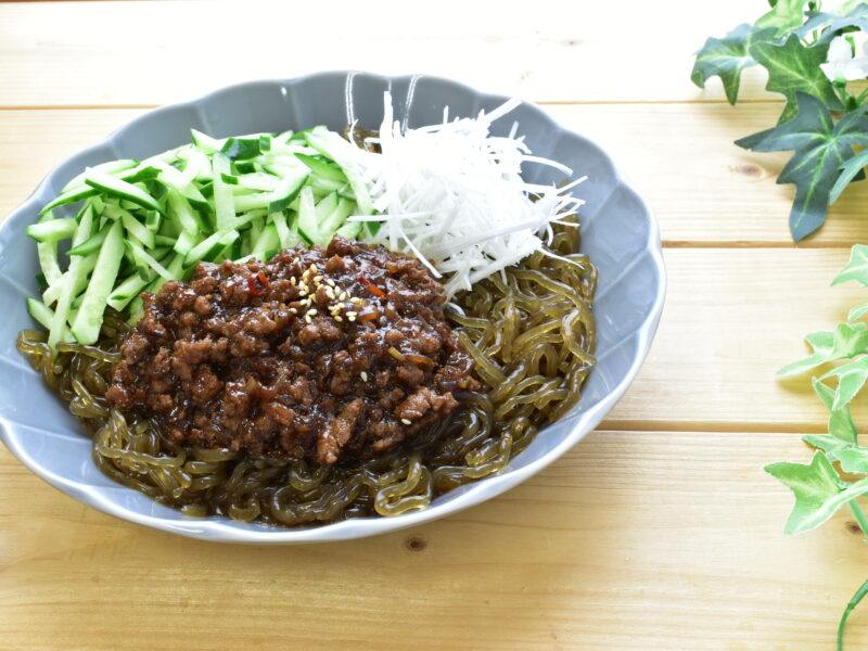 もずく麺でピリ辛ジャージャー麵