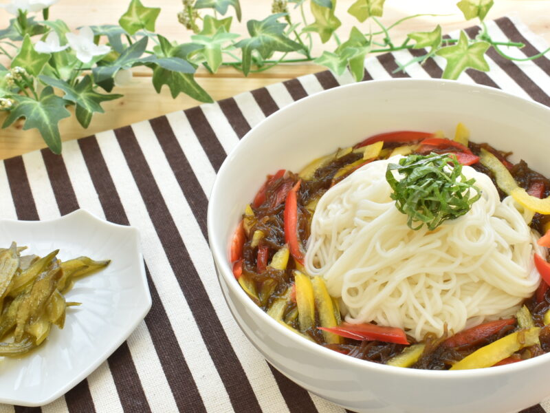 パプリカと味付もずくのさっぱり素麺