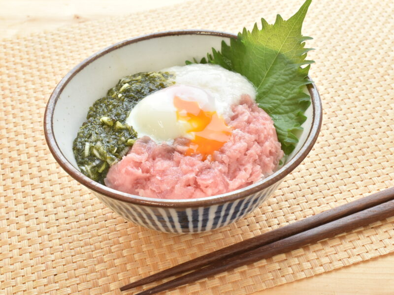アカモクとたたき鮪の温玉丼