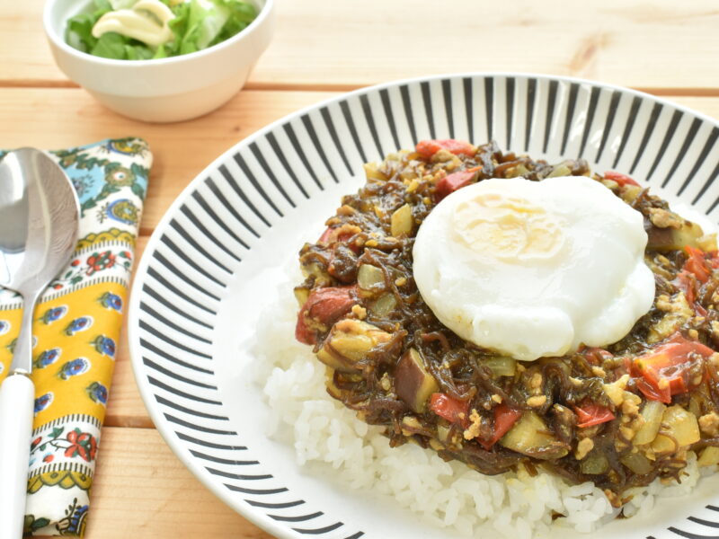 夏野菜でもずくのキーマカレー