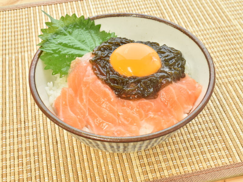 サーモンの味付もずく丼