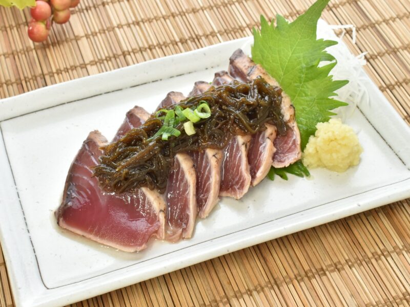 タタキかつお刺身に味付もずくをかけて