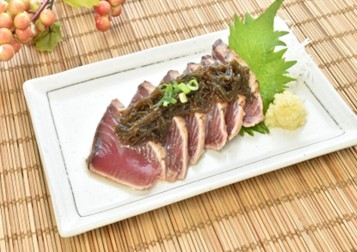 タタキかつお刺身に味付もずくをかけて