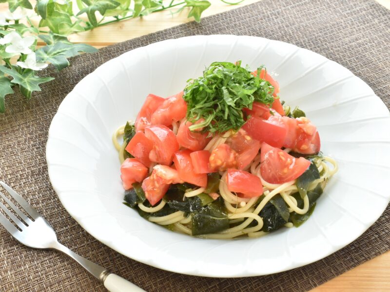 丸ごとわかめとトマトの冷製パスタ