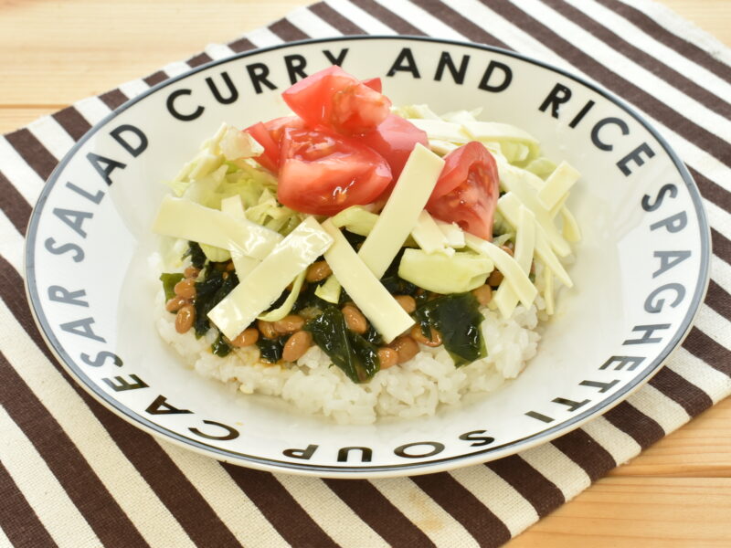 わかめと納豆のタコライス風