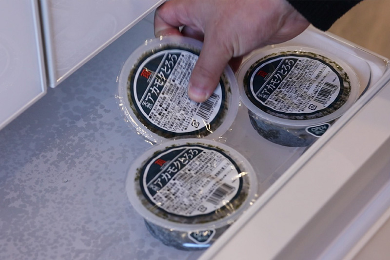 冷凍庫からアカモクを取り出す様子