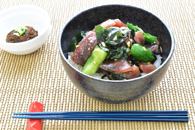 わかめとひじきのカツオ丼