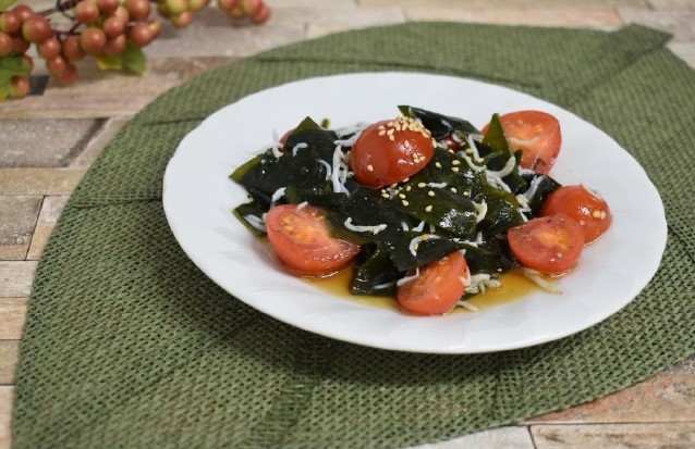 わかめとトマトのマリネ