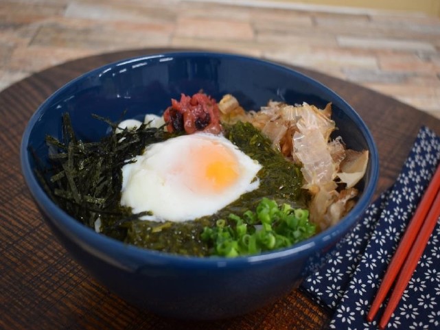 アカモクの温玉ぶっかけうどん