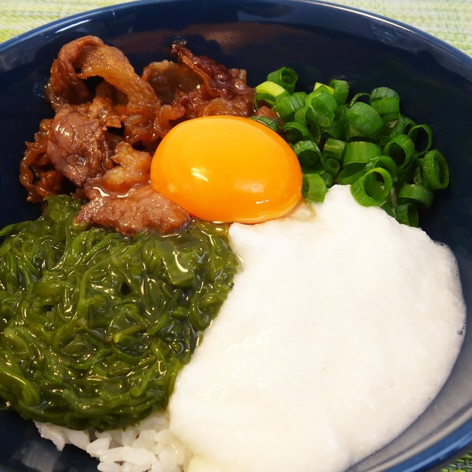 牛とろめかぶ丼